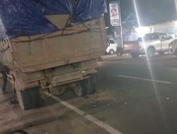 Truck Parkir di Badan Jalan Menyebabkan Kecelakaan, Korban Alami Luka Memar dan Telapak Tangan Berdarah.