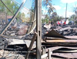 Kebakaran Hebat Menghanguskan 4 Bangunan Rumah di Samuda