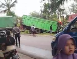 Sebuah Mobil Box Masuk Parit Setelah Sebelumnya Serempet Pemotor