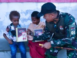 TNI Bagikan Susu untuk Anak-anak di Timika