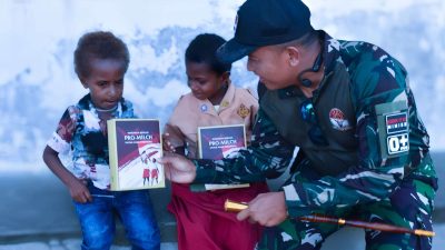 TNI Bagikan Susu untuk Anak-anak di Timika