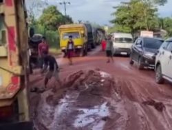 Truck Dump Tergelincir dan Terbalik ,akibat Jalan Berlubang Pemerintah Daerah Dinilai Lambat