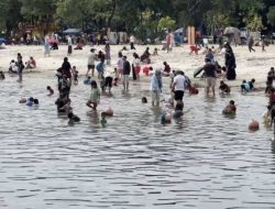 Puluhan Ribu Wisatawan Padati Ancol Momen Libur Waisak