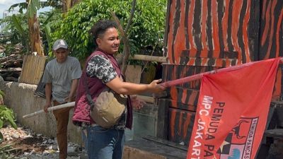 Polisi Tertibkan Atribut Ormas Ilegal di Tanah Abang