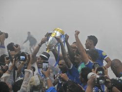 Erick Thohir Serahkan Trofi Juara Persib Bandung
