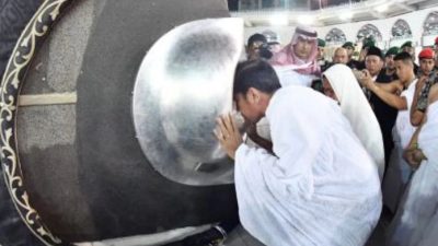 Mengapa Jutaan Muslim Berebut Hajar Aswad? Ini Penjelasannya