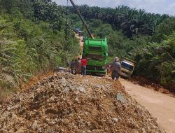 Truk Fuso Terjebak di Jalan Rusak Menuju Kuayan, Warga Minta Perusahaan dan Pemerintah Turun Tangan