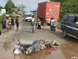 Ibu dan Bayi Jadi Korban Lakalantas Jalan Rusak