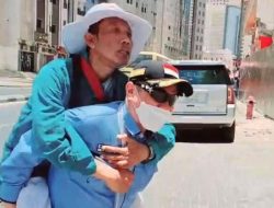 Kesulitan Menyebrang, Irjen Kemenag Gendong Jemaah Haji Lansia