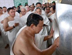 Laksanakan Umrah, Presiden Prabowo Cium Hajar Aswad