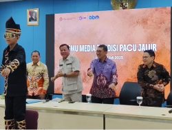 Ikut Bergoyang, Menbud Apresiasi Gerakan ‘Pacu Jalur’