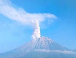 Gunung Semeru Erupsi, Tinggi Letusan Capi Satu Kilometer