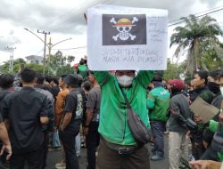 Aksi Unjuk Rasa di Polda Kalteng Ricuh, Ratusan Mahasiswa, Pelajar, dan Ojol Turun ke Jalan!