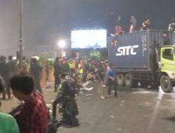 Demo Memanas Setelah Pengemudi Ojol Tewas Mengenaskan, Dilindas Mobil Polisi di Jakarta , Tiga Orang Tewas Dalam Pembakaran Gedung DPRD Makassar