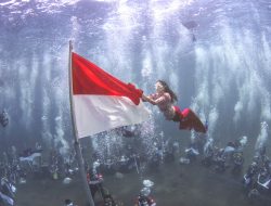 Gubernur Sherly ‘Bak Mermaid’ Merah Putih Dasar Laut