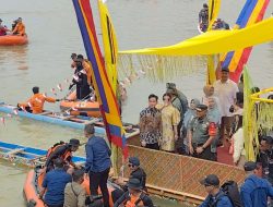 Wapres “Flag Off” Pacu Jalur, Ikut Naik Perahu