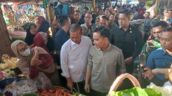 Wapres Gibran Bagi-bagi Rezeki di Pasar Roek Mataram