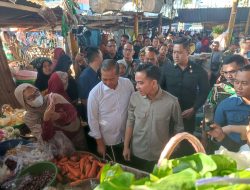 Wapres Gibran Bagi-bagi Rezeki di Pasar Roek Mataram