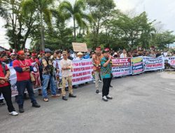 12 Koperasi di Kotim Gelar Aksi Demo  di Depan Kantor Bupati
