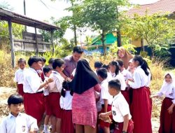Polsek Mentaya Hulu Bagikan Ratusan Kotak Susu Gratis untuk Siswa SD, Dukung Program Asta Cita Presiden