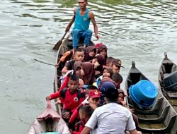 Buku di Tangan, Nyawa di Ujung Sampan