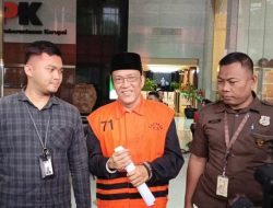 Eks Wamenaker Noel Pakai Peci usai Ditahan KPK: Lebih Enak, Biar Lebih Keren