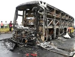 Bus Terbakar setelah Ditabrak Sepeda Motor, 25 Orang Tewas