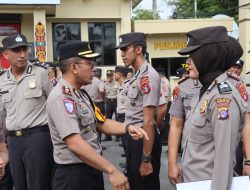 Waka Polres Kotim Pimpin Pemeriksaan Kelengkapan Seragam Polisi di Halaman Mako Polres