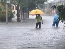 Banjir di Pondok Karya Jaksel, Kendaraan Tak Bisa Melintas