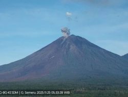 Gunung Semeru Meletus Muntahkan Kolom Abu 1 Km, Warga Diimbau Patuhi Zona Terlarang