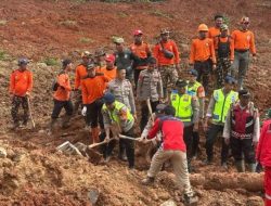 Pencarian 12 Korban Longsor Cilacap, SAR Kerahkan 947 Personel dan 21 Alat Berat