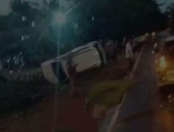Mobil Putih Terbalik di Desa Lubuk Ranggan Cempaga Saat Magrib, Tak Ada Korban Jiwa