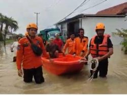 Banjir 1,5 Meter Rendam 15 Desa di Cirebon, BPBD Evakuasi Lansia