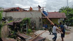 Gotong Royong Bersama Warga, Babinsa Bantu Pembangunan Rumah