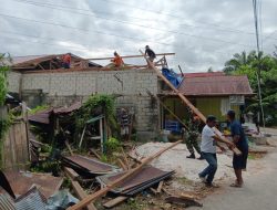 Gotong Royong Bersama Warga, Babinsa Bantu Pembangunan Rumah