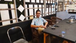 Di Bawah Tekanan Sunyi: Ketika Pers Diuji di Hari Pers Nasional 2026  Palangka Raya — Pagi di ruang redaksi itu berjalan seperti biasa. Mesin pendingin ruangan berdengung, layar komputer menyala, dan secangkir kopi dibiarkan mendingin di sudut meja. Namun bagi seorang jurnalis, pagi tersebut menyisakan kegelisahan yang tak tertulis. Di layar ponsel, sejumlah pesan telah terbaca. Tidak ada balasan. Panggilan telepon yang sempat berdering pun terhenti tanpa jawaban.  Situasi semacam itu, menurut Hartany Soekarno, bukan lagi hal asing dalam kerja jurnalistik hari ini. Wartawan senior Kalimantan Tengah yang telah menekuni profesi ini lebih dari empat dekade itu menyebutnya sebagai bentuk tekanan yang paling sulit dijelaskan, namun paling sering dirasakan.  “Sekarang tekanan itu jarang datang dalam bentuk larangan tertulis,” kata Hartany. “Lebih sering melalui sikap diam. Akses informasi dibatasi, narasumber menghindar, kerja sama diputus tanpa penjelasan. Secara formal tidak ada pelanggaran, tapi dampaknya jelas.”ucapnya pelan kepada penulis. Sabtu 7 Februari 2026.  Dalam praktik jurnalistik, lanjut Hartany, fakta kerap berhadapan langsung dengan kepentingan. Permintaan untuk “menyesuaikan sudut pandang”, “melembutkan narasi”, atau “menunggu waktu yang tepat” menjadi bagian dari dinamika sehari-hari.   Di titik inilah independensi pers diuji. Tidak selalu melalui ancaman hukum atau kekerasan fisik, melainkan melalui mekanisme yang lebih sistemik dan sulit dibuktikan. “Tekanan ekonomi terhadap media sekarang sangat efektif,” kata Hartany. “Begitu kita dianggap tidak sejalan, iklan hilang, akses tertutup. Itu cara paling aman, tapi juga paling menekan.”ujarnya.  Hartany menilai kondisi tersebut berpotensi menggeser fungsi pers dari pengawas kekuasaan menjadi sekadar penyampai informasi yang telah disaring.   “Kalau jurnalis mulai menimbang kepentingan sebelum fakta, di situlah masalahnya,” ujarnya.   “Pers tidak lagi bekerja untuk publik, tapi untuk menjaga kenyamanan pihak tertentu.”ucapnya.  Meski demikian, ia menegaskan bahwa keberanian dalam jurnalistik tidak selalu berarti sikap frontal. “Kadang keberanian itu justru bertahan pada prosedur,” katanya. “Tetap verifikasi meski diburu waktu. Tetap menulis data apa adanya. Tetap koreksi jika keliru, meski konsekuensinya tidak ringan.”ujarnya.  Hari Pers Nasional, menurut Hartany, seharusnya menjadi ruang refleksi bersama, bukan sekadar perayaan simbolik. “Pertanyaannya sederhana,” ujarnya. “Apakah pers hari ini masih memberi ruang bagi kebenaran yang tidak nyaman?”  Ia mengingatkan, ketika pers memilih untuk diam atau menyesuaikan diri secara berlebihan, dampaknya tidak hanya dirasakan di ruang redaksi.   “Yang hilang itu hak publik atas informasi yang utuh,” katanya.   “Dan itu kerugian yang tidak langsung terlihat, tapi jangka panjang.”ucapnya.  Di tengah tekanan yang semakin kompleks, Hartany mengakui jalan jurnalistik kian sempit. Namun ia tetap meyakini peran nurani sebagai penyangga terakhir. “Pers memang tidak dituntut sempurna,” ujarnya.   “Tapi pers harus punya batas. Kalau batas itu dilewati, kita kehilangan makna profesi ini yang Terpenting adalah Media Pemberitaan harus Menjaga Independensi, Tetap “Berkiblat” kepada Kode Etik Jurnalistik (KEJ), Tetap Lakukan Kontrol Sosial, Berpihak kepada Aspirasi Rakyat, Untuk Kemaslahatan Bangsa dan Negara Menuju Rakyat Yang Sejahtera, dan Berkeadilan.” tutupnya.  Pada Hari Pers Nasional 2026, di tengah relasi kuasa yang semakin rumit, pers kembali dihadapkan pada pilihan mendasar: menjaga jarak kritis dengan kekuasaan, atau larut dalam kenyamanan semu. Selama masih ada jurnalis yang memilih bertahan pada etika dan fakta, harapan akan pers yang merdeka masih memiliki ruang, meski semakin sempit dan sunyi.