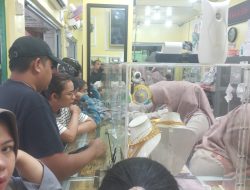 Jelang Lebaran Toko Emas Mitra Baru Sampit Diserbu Pembeli, Momentum THR Dongkrak Penjualan