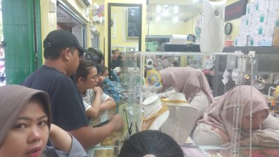 Jelang Lebaran Toko Emas Mitra Baru Sampit Diserbu Pembeli, Momentum THR Dongkrak Penjualan