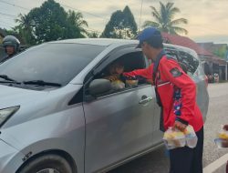 Sapa Ramadhan, Tim TRC Pandawa Kalampangan Bagikan Takjil di Jalur Trans Kalimantan