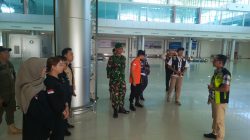 Amankan Arus Mudik Lebaran, Anggota Kodim 1016/Palangka Raya Jaga Bandara Tjilik Riwut