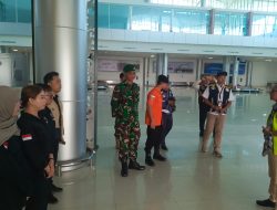 Amankan Arus Mudik Lebaran, Anggota Kodim 1016/Palangka Raya Jaga Bandara Tjilik Riwut
