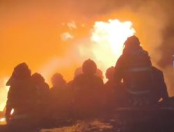 Api Mengamuk di Pelabuhan Tanah Mas, Tongkang Hangus dan 1 Tewas