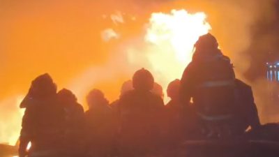 Api Mengamuk di Pelabuhan Tanah Mas, Tongkang Hangus dan 1 Tewas