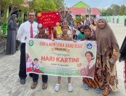 Semarak Hari Kartini, Siswa SDN 4 Mentawa Baru Hulu Gelar Pawai Adat Nusantara