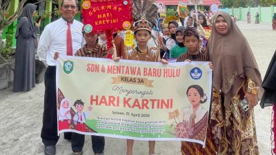 Semarak Hari Kartini, Siswa SDN 4 Mentawa Baru Hulu Gelar Pawai Adat Nusantara