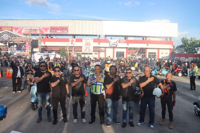 Momen penuh keakraban dengan foto bersama menjadi satu tujuan menjaga keselamatan dalam berlalu lintas.