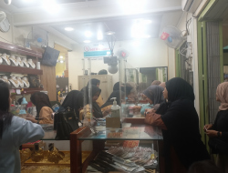 Berburu Perhiasan Jelang Iduladha, Warga Padati Toko Emas Mitra Baru Sampit