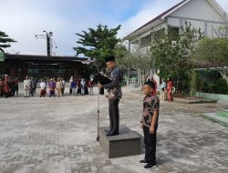 Semangat Hardiknas 2026, SDN 6 Mentawa Baru Hulu Gelar Upacara dengan Busana Adat dan Lomba Edukatif