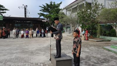 Semangat Hardiknas 2026, SDN 6 Mentawa Baru Hulu Gelar Upacara dengan Busana Adat dan Lomba Edukatif