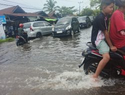 Hujan Minggu Pagi, Jalanan Sampit Tergenang, Rumah Warga Ikut Terendam
